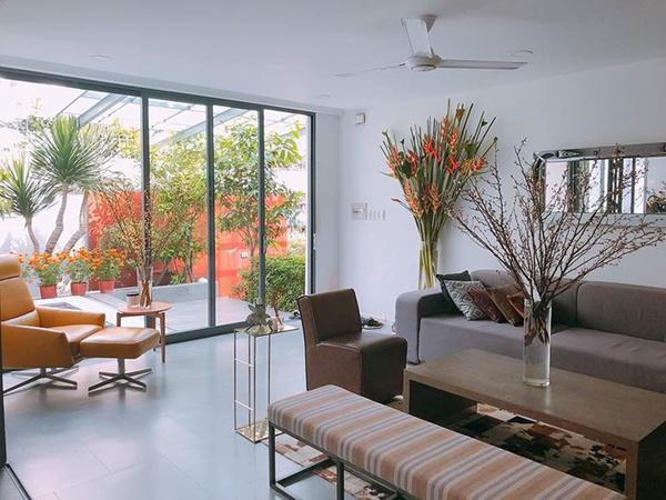 Cô sử dụng chất liệu chính là kính, khiến căn nhà bừng sáng tự nhiên.    