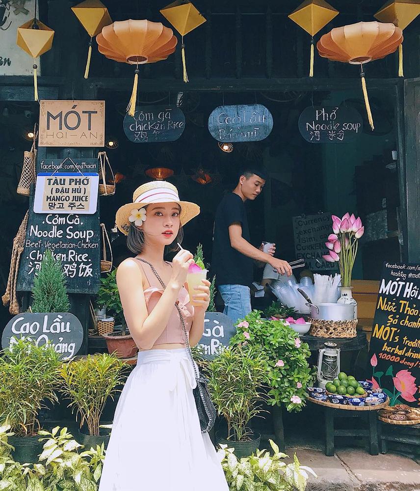 Riêng với những cô nàng ở xứ nóng hay gió lạnh chưa kịp về có thể học theo Trương Hoàng Mai Anh mặc áo 2 dây với chân váy midi nhé. Cần gì thì thêm một chiếc áo khoác là vừa vẫn xinh vừa đủ ấm rồi.    