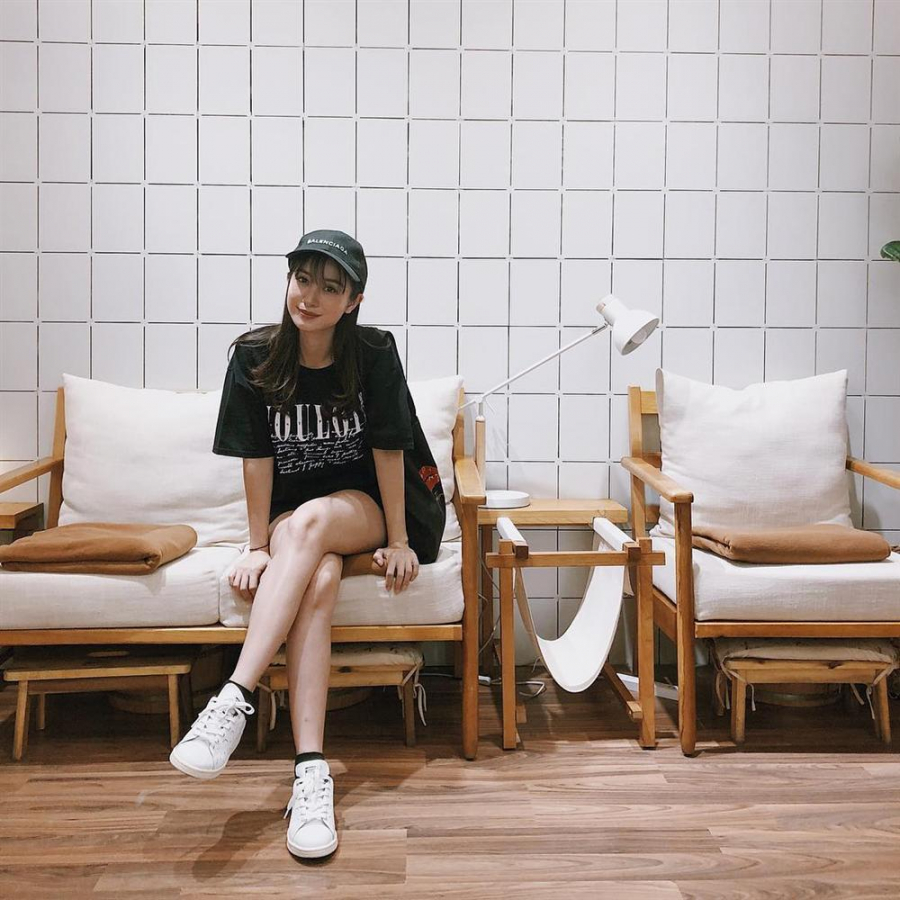 Áo phông, quần short, sneaker, snapback và tote bag có lẽ là những item basic nhất mà bất cứ cô gái nào cũng nên có. Jun Vũ trở nên trẻ trung hơn hẳn so với khi mặc những thứ quần áo cắt xẻ tứ tung mọi khi.    