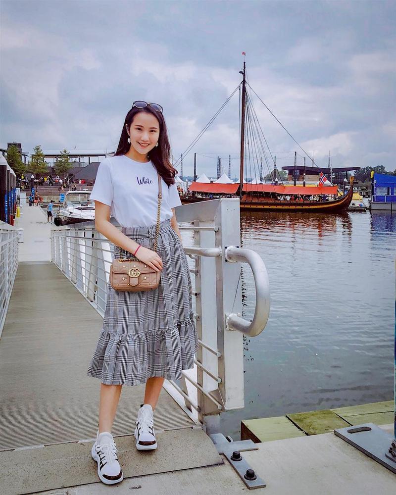 Primmy Trương - tình mới của thiếu gia Phan Thành có chuyến đi Mỹ tuần qua. Cô nàng tiểu thư này ăn mặc tuy đơn giản với áo phông trắng và chân váy midi kẻ caro nhưng nhìn phụ kiện của cô nàng đi: túi Gucci, giày Archlight Louis Vuitton đấy nhé.    