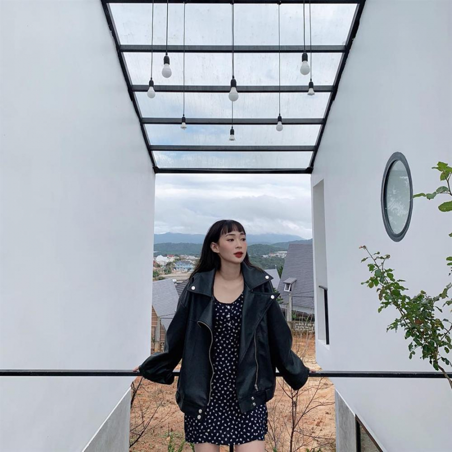 Sunht diện váy ngắn họa tiết với áo da oversized    