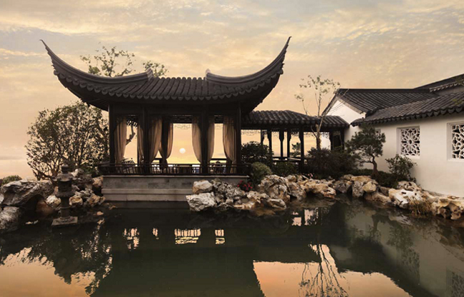 Tổng diện tích căn nhà là 2.700 m², bao gồm sân vườn và khu nhà ở rộng 1.400 m².    