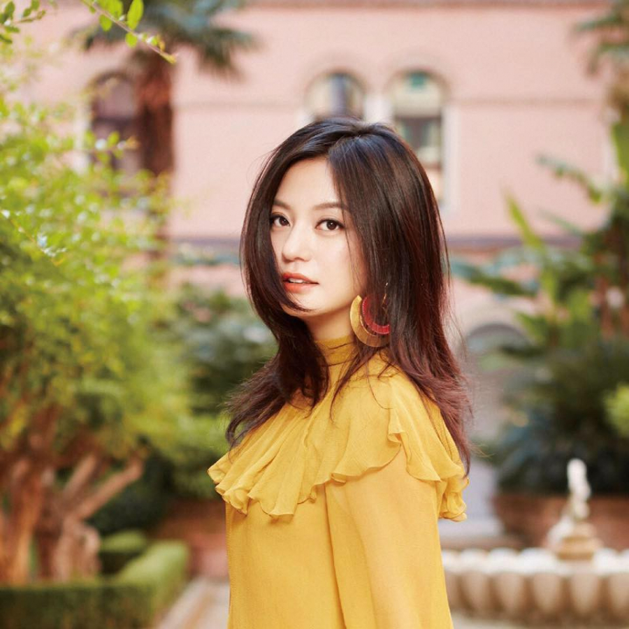 Nhan sắc mặn mà những không kém phần tươi trẻ, rạng rỡ của Triệu Vy ở tuổi ngoài 40.    