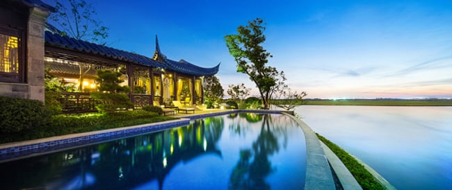 Lối kiến trúc Trung Hoa xưa thiên về hòa hợp với thiên nhiên, các khu nhà ở được nối với nhau bằng cầu lộ thiên, xung quanh đều có vườn cây hoặc ao cá.    