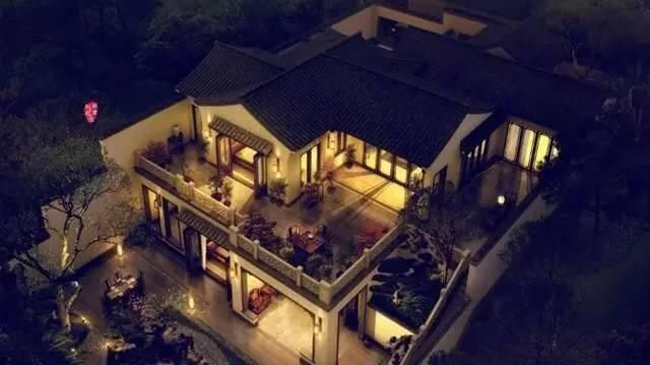 Ban ngày khung cảnh hữu tình, đến ban đêm, khi đèn lồng giăng khắp biệt phủ được thắp sáng, cảnh đẹp nơi đây lại càng trở nên thơ mộng.    