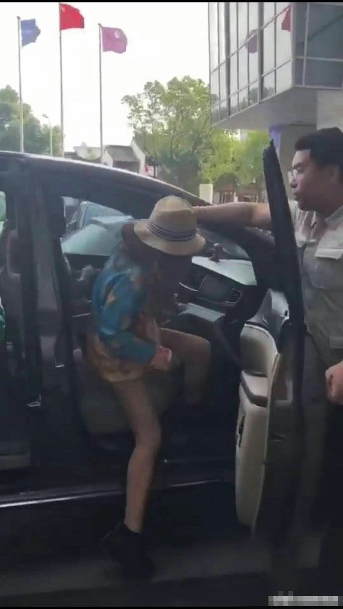 Ngay cả trong những bức hình chụp vội của fan hay chất lượng thấp thì đôi chân của Triệu Vy vẫn rất đáng ngưỡng mộ. Và thật chẳng quá lời khi nói cặp chân thon nuột chính là một trong những thành quả rực rỡ nhất của nàng Én Nhỏ hậu giảm cân.    