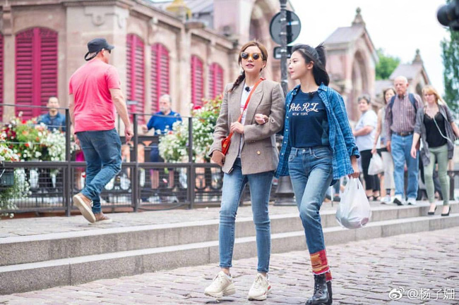 Triệu Vy cũng hoàn toàn tự tin khi diện quần skinny, item vốn sinh ra để dành cho những nàng sở hữu đôi chân thon thả.    