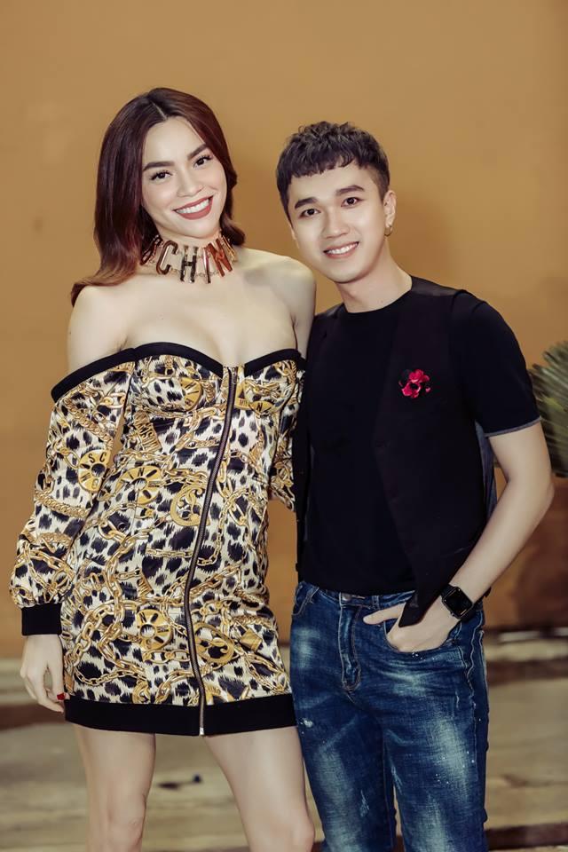 Nữ ca sĩ vô tư tạo dáng chụp ảnh để lộ vòng 1 ngồn ngộn chỉ được che chắn một nửa.  