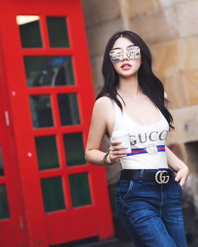 Kiểu mặc này cũng được hoa hậu Jolie Nguyễn áp dụng.     