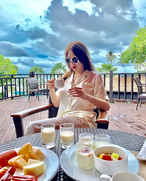 Kỳ Duyên khoe vẻ sang chảnh trên Instagram với bộ đồ ngủ bằng satin    
