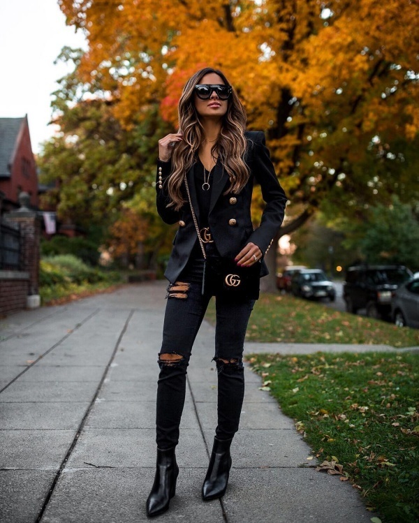 Nếu là fan của style all - black cá tính thì set đồ cool ngầu của fashionista này quả là gợi ý lý tưởng khi diện vào thời tiết đang vào lúc giao mùa. Phối áo blazer tông đen cùng quần jean rách, cô khéo léo nhấn nhá thêm một loạt phụ kiện như thắt lưng da, túi xách, ankle boots và kính mắt đều tiệp màu đen.    