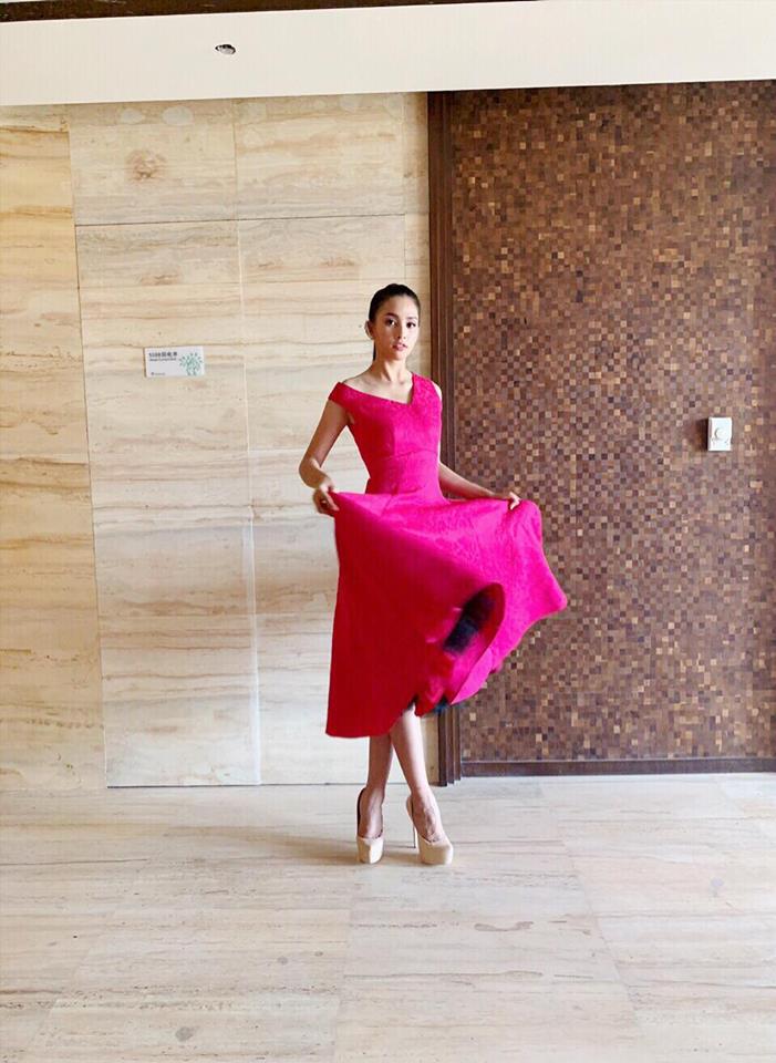 Trước đó, trên trang cá nhân của mình, Tiểu Vy cũng chia sẻ thêm những hình ảnh vô cùng rạng rỡ xinh đẹp trong chiếc đầm xòe màu hồng. Đại diện Việt Nam vô cùng nổi bật cùng với nụ cười ngọt ngào trên môi. 