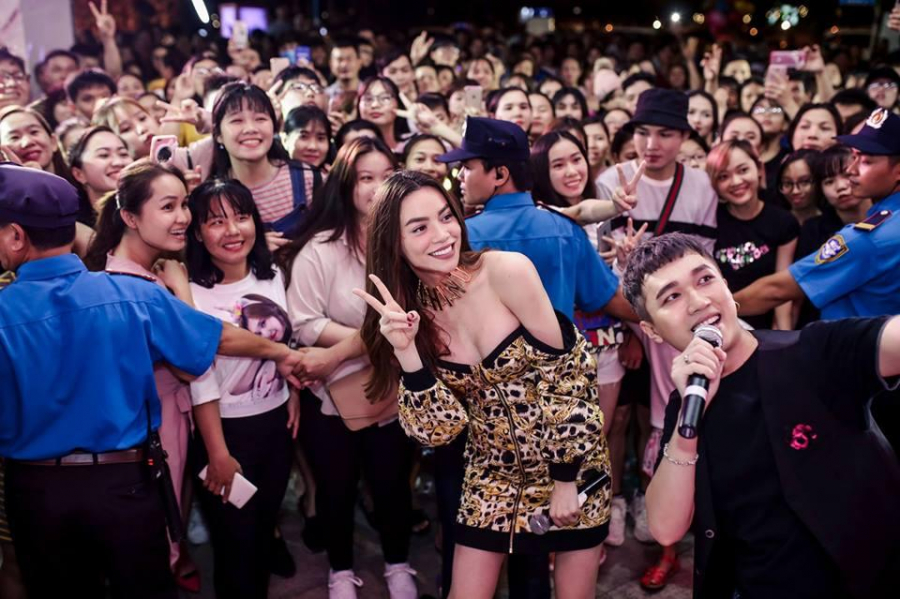 Chỉ cần một động tác cúi người nhẹ của Hồ Ngọc Hà cũng đủ khiến công chúng đỏ mặt.  