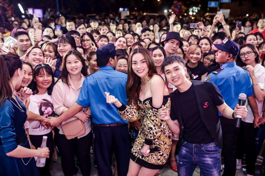 Ở góc nghiêng, khuôn ngực của nữ ca sĩ bị 'o ép' như muốn bung ra khỏi váy.  