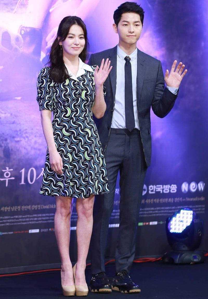 Vì chiều cao “khiêm tốn”, Song Hye Kyo luôn mang giày cao gót dáng trơn, phối với đầm chít eo có họa tiết độc đáo. Bộ đầm “nhuộm” sắc xanh trầm của kiều nữ vừa giúp người đẹp thêm duyên dáng, tự tin.    