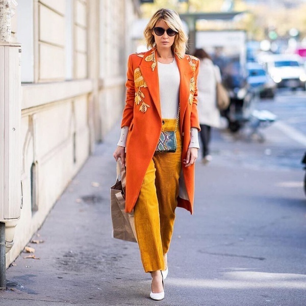 Gitta Banko lại lăng xê tông màu cam chói chang bắt mắt. Fashionista người Đức phối áo thun trắng cùng quần nhung màu cam và áo trench coat tiệp màu.    