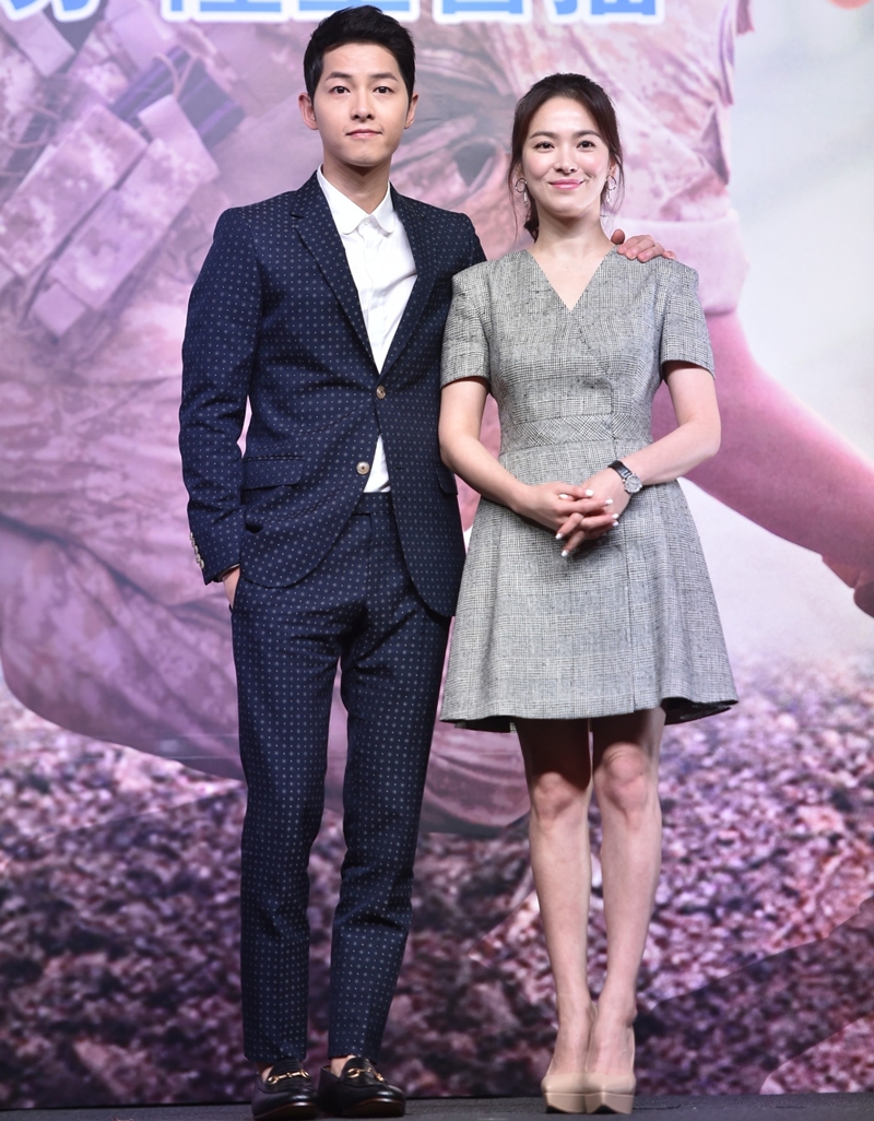 Trung thành với vest, Song Joong Ki biến tấu bộ đồ matchy-matchy thường ngày bằng họa tiết chấm nhỏ, khiến vẻ ngoài lịch lãm trở nên phóng khoáng, năng động hơn. Trong khi đó, Song Hye Kyo ưu ái thiết kế đầm ngắn chít eo, mang giày cao gót màu beige làm phụ kiện “ăn gian chiều cao” đáng kể.    