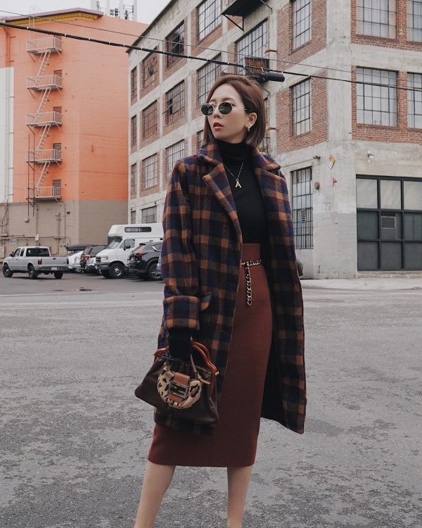 Với Xin Wen, cô ưu ái phong cách nữ tính mà thanh lịch đậm chất công sở. Tuần này, fashionista xứ Đài lựa chọn áo cổ lọ để kết hợp cùng chân váy bút chì và áo khoác dáng dài họa tiết kẻ ô phủ sắc nâu trầm. Chiếc túi xách đi kèm cũng được cô lựa chọn hết sức ăn ý với tổng thể.    