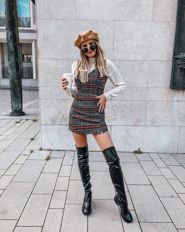 Sophia trổ tài mix đồ sang chảnh khi kết hợp áo len cùng váy hai dây họa tiết kẻ dáng ôm sát. Đôi boots da bóng cùng mũ nồi là phụ kiện hoàn hảo để fashionista này tăng vẻ sành điệu cho diện mạo.    
