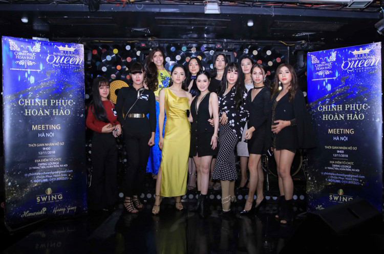 Hình ảnh Hương Giang nổi bật giữa dàn thí sinh trong buổi gặp gỡ.  