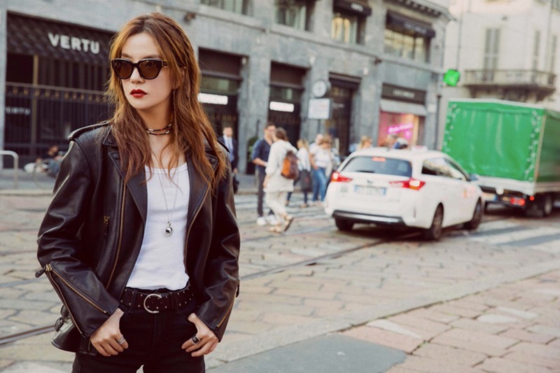 Hay phong cách “cool ngầu” cùng áo jacket da phối cùng áo thun trắng.    