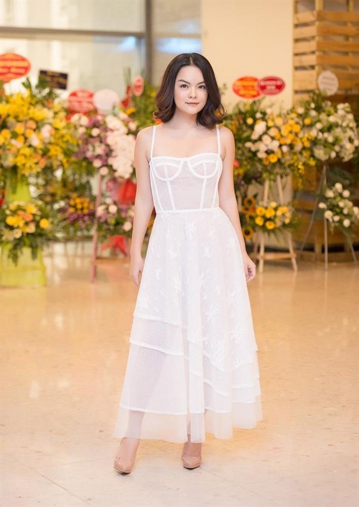Xuất hiện tại các sự kiện quan trọng vừa qua, cô chọn gu thời trang trẻ trung, gợi cảm với váy chất liệu xuyên thấu.  