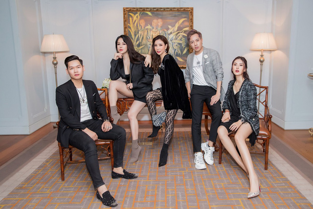 Ngoài ra còn có quản lý, stylist Mạch Huy và hội bạn thân của cô.  