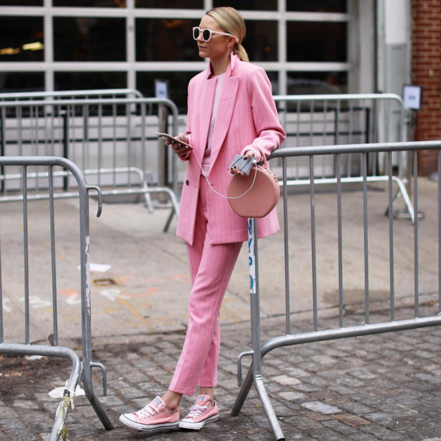 Kết hợp áo blazer và chân váy màu hồng và hoàn thiện bộ Shbet999 com đăng nhập với áo crop top, giày dad sneakers cùng túi xách.  