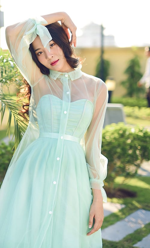 Ngoài đời, cô nàng có gu thời trang vô cùng nữ tính.