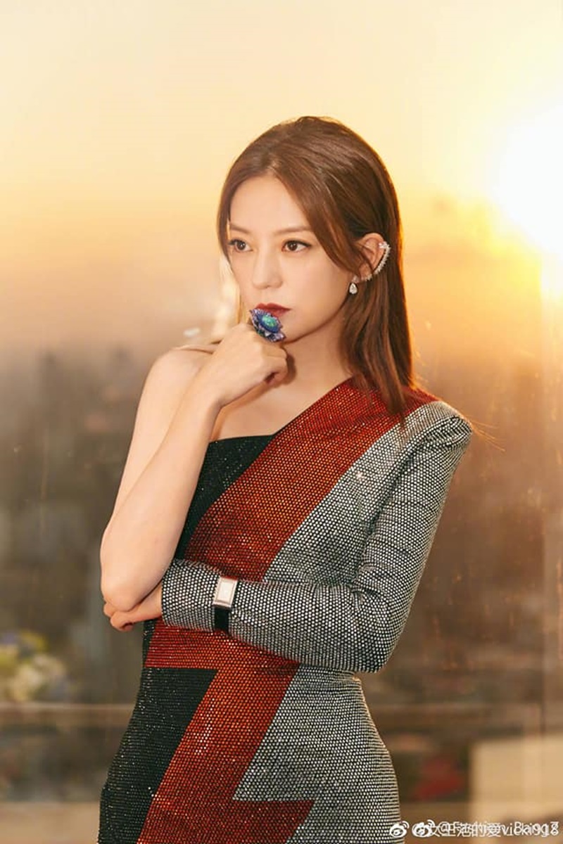 Bộ váy chất liệu ánh kim được cô diện trong bữa tiệc GQ 2018 có thiết kế bất đối xứng, để lộ bờ vai thon cùng phom dáng ôm sát khoe đường cong tuyệt đẹp.    