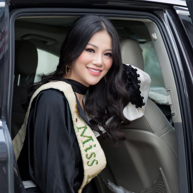 Sau khi về nước, Phương Khánh bận rộn với lịch trình dày đặc. Mới đây người đẹp Bến Tre xuất hiện với diện mạo trẻ trung, khoe nhan sắc vạn người mê khi cô tham gia một sự kiện.  