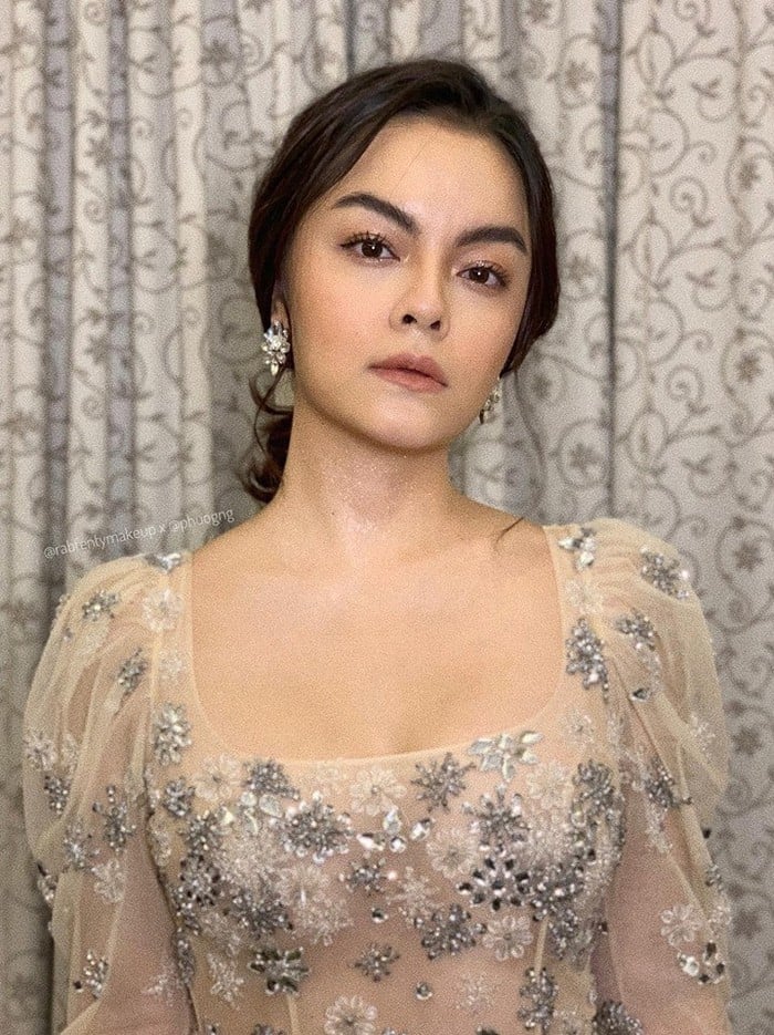 Phạm Quỳnh Anh sinh năm 1984 được biết đến là một ca sĩ chuyên hát những ca khúc ballad buồn đi sâu vào lòng giới trẻ.  