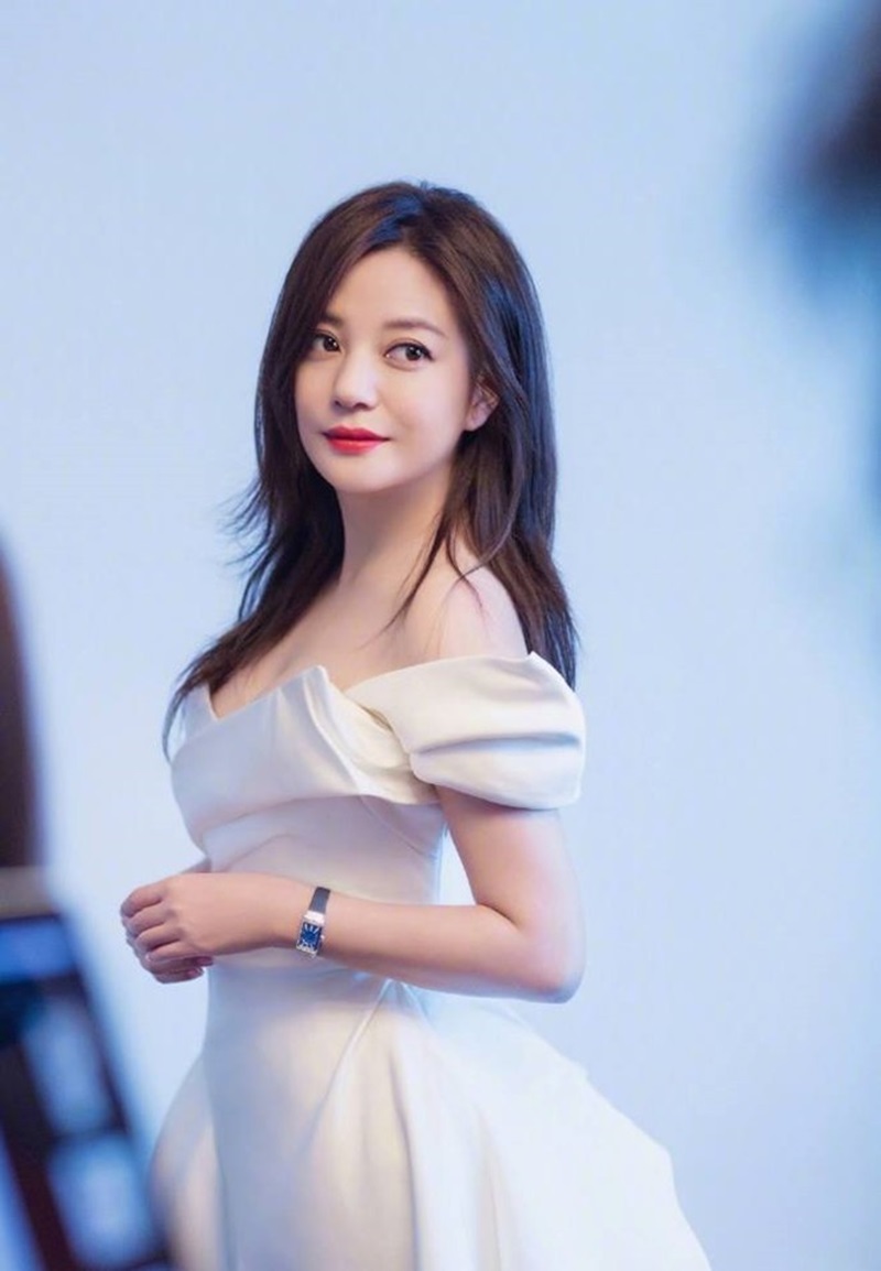 Lấy lại vóc dáng như thời còn thanh xuân, Triệu Vy một lần nữa tự tin diện những bộ Shbet999 com đăng nhập gợi cảm, với thần thái vô cùng quyến rũ.    