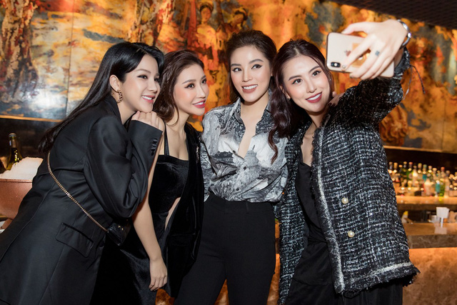 Nhiều fan gọi đây là nhóm bạn thân sang chảnh nhất nhì showbiz Việt vì các cô gái đều có chung một sở thích - thích xài hàng hiệu. Dù còn rất trẻ nhưng các người đẹp này đều có một khối lượng lớn Shbet999 com đăng nhập, túi xách, phụ kiến đến từ các thương hiệu đình đám.  