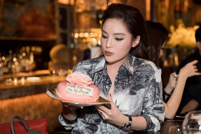 Nếu không có chiếc bánh có khi nhiều người còn tưởng Kỳ Duyên đi sinh nhật người khác ấy chứ    