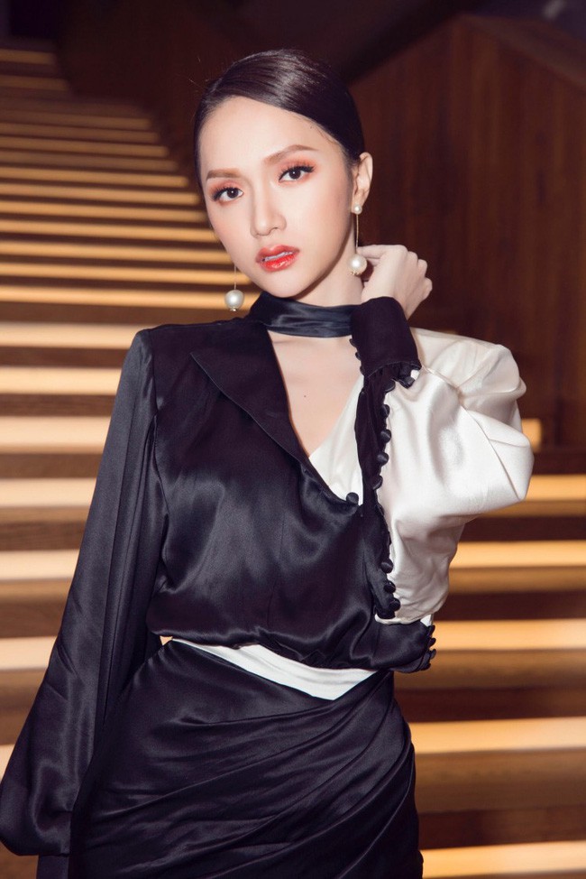 Hương Giang khiến dân tình trầm trồ với nhan sắc và thần thái đỉnh cao. Cô chọn lối trang điểm nhẹ nhàng thiên về tông hồng cam tươi tắn, Link Vào SHBET88 Mới Nhất buộc thấp hiện đại và không dùng quá nhiều phụ kiện, chỉ đeo thêm khuyên tai ngọc trai.