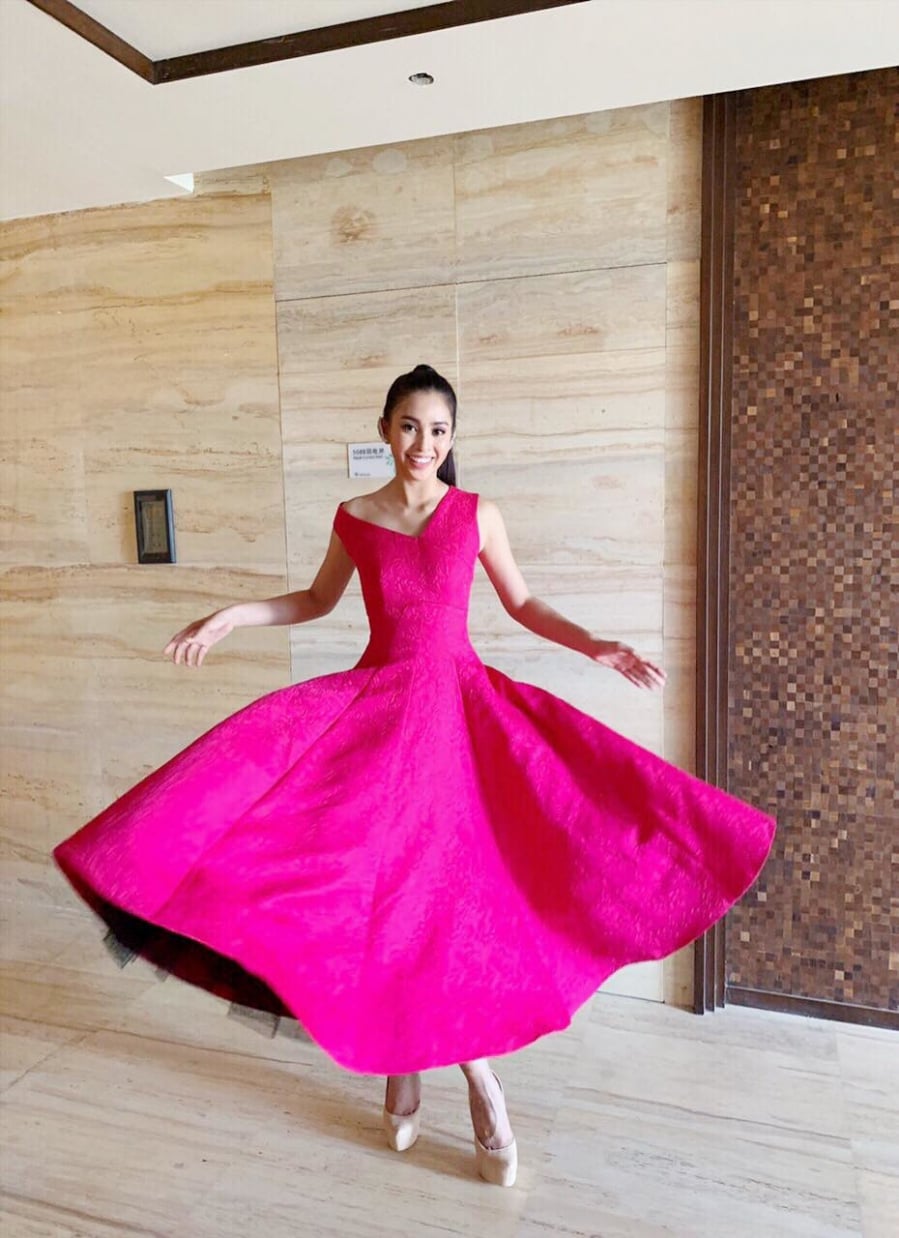 Tiểu Vy còn thể hiện sự tự tin khi pose dáng chụp hình lộng lẫy như thế này đây.    