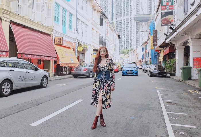 Street style của bà mẹ một con cũng đa dạng và tươi trẻ không kém.    