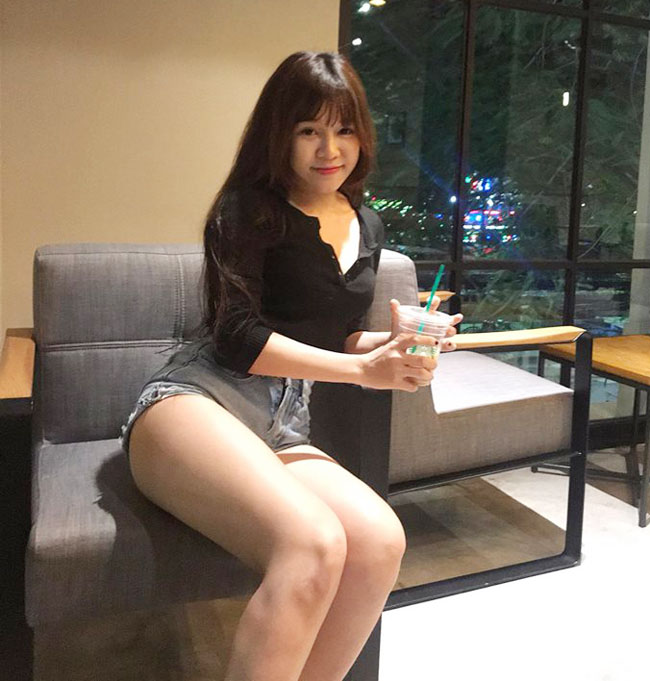 Yến Xuân hay mặc quần ngắn cùng áo croptop dài tay hoặc kín cổ. Vì quần đã ngắn nên phải mặc vậy để tạo cảm giác cân bằng.  
