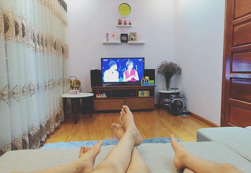Trái với Hoàng Linh, chồng cô - Mạnh Hùng cách đây ít ngày vẫn đăng tải hình ảnh tổ ấm của mình lên trang cá nhân với vẻ vô cùng hạnh phúc khiến mọi người thêm hoang mang.    