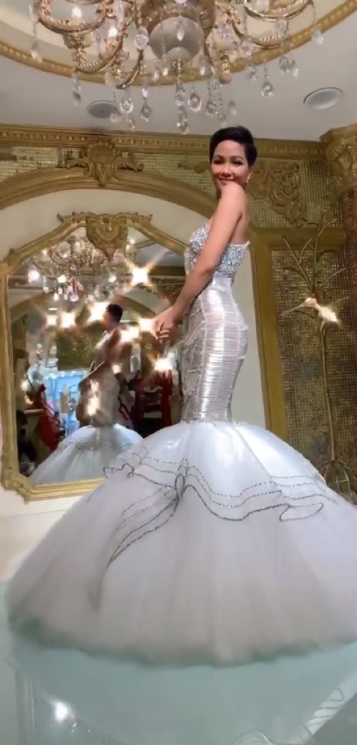 Nhờ quá trình luyện tập tích cực cho hành trình chinh phục vương miện Miss Universe sắp tới, H'Hen Niê có được body chuẩn. Bộ đầm khai thác tối đa lợi thế vóc dáng gợi cảm của Hoa hậu Hoàn vũ Việt Nam 2017.     