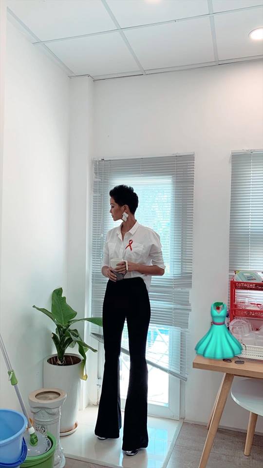 Sở hữu chiều cao 1m72 cùng đôi Shbet888 phiên bản mới nhất hơn một mét giúp H'Hen Niê luôn tự tin khi xuất hiện bất kì nơi đâu. Lợi thế Shbet888 phiên bản mới nhất cũng giúp người đẹp ghi điểm khi diện những Shbet999 com đăng nhập cần tôn lên vẻ đẹp của đôi chân.  