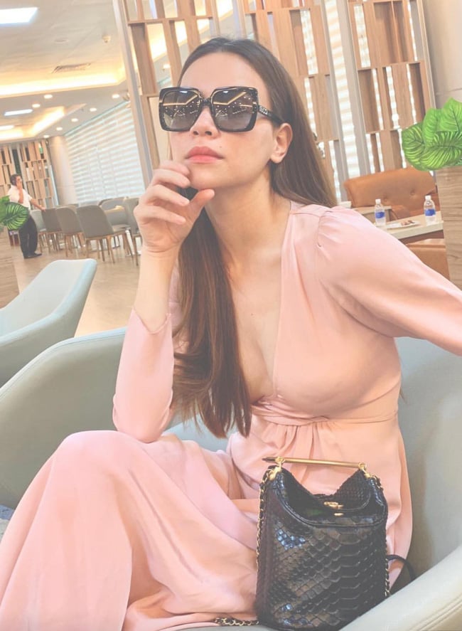 Chẳng cần trang điểm sắc nét, nhan sắc của Hà Hồ vẫn lay động lòng người. Người đẹp diện một thiết kế đầm maxi màu hồng với phần cổ V sâu lấp ló vòng 1 gợi cảm. Thế nhưng Hà Hồ lại để lộ dấu vết của miếng dán ngực qua lớp vải mỏng của váy.    