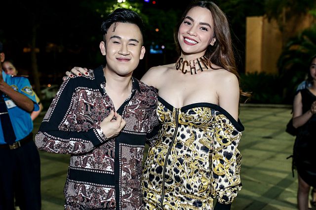 Vẫn nổi tiếng là mỹ nhân có gu thẩm mỹ sành điệu nhất nhì showbiz, mới đây trong chuyến xe sắc đẹp của cô tại Vũng Tàu, Hồ Ngọc Hà diện chiếc váy hàng hiệu được thiết kế cực kỳ ấn tượng. Xinh đẹp, gợi cảm trong chiếc váy quây hở bạo khoe gần trọn khuôn ngực cùng bờ vai thon quyến rũ, Hồ Ngọc Hà khiến nhiều fan thích thú, reo hò, cổ vũ nhiệt tình.    