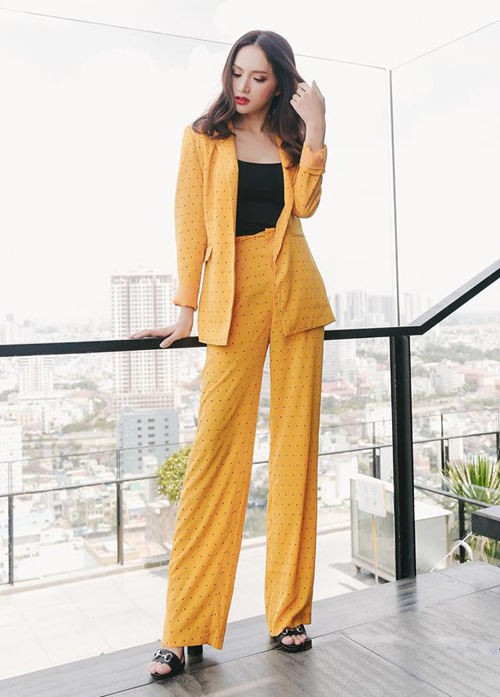 Cách diện đồ này giúp Hương Giang trông cao ráo hơn so với số đo thực là 1,7 m.    