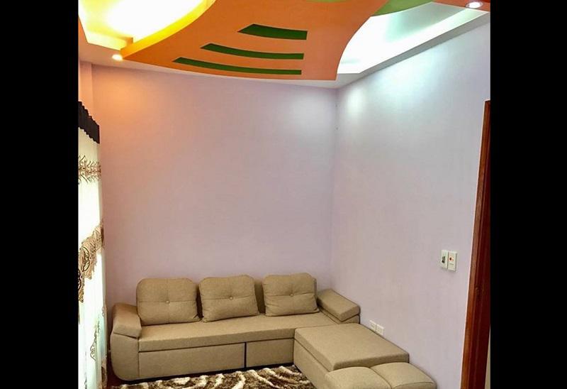 Khác với nhiều nhà, tầng 2 được nữ MC chọn làm không gian phòng khách với cửa sổ lớn, rất thoáng và sáng sủa, sàn nhà được ốp gỗ sạch sẽ.