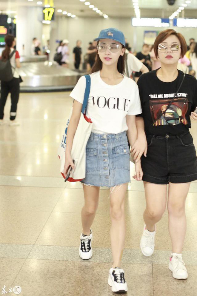 Style sân bay trẻ trung, năng động cùng áo phông và chân váy jeans lại khiến cô lộ rõ đôi chân khẳng khiu, đầu gối củ lạc.    