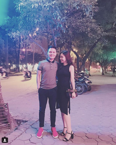 Nhật Lê chọn váy đen sang chảnh đi chơi cùng bạn trai.  