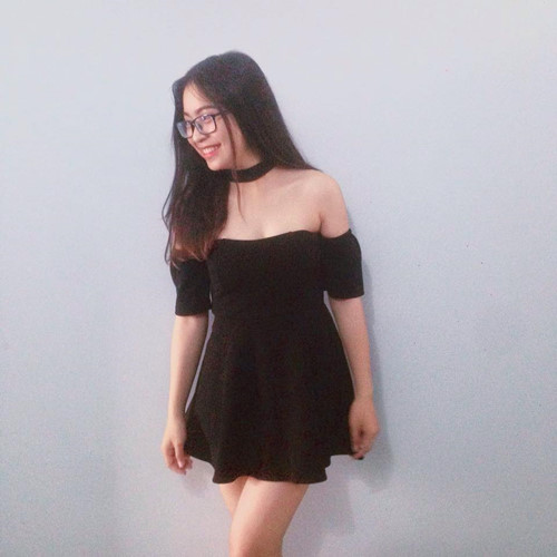 Nhật Lệ gợi cảm trong chiếc váy đen.  