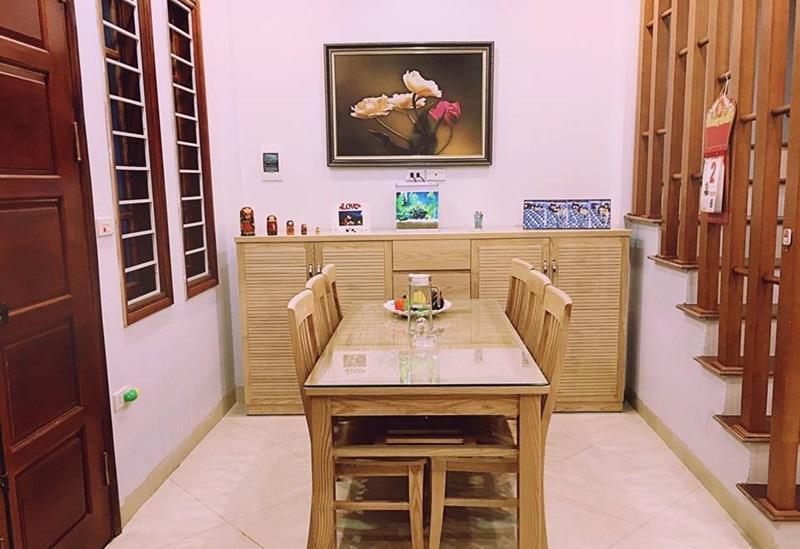 Bàn ăn được nữ MC chọn tông màu vàng óng tạo cảm giác ấm cúng, thoải mái.    